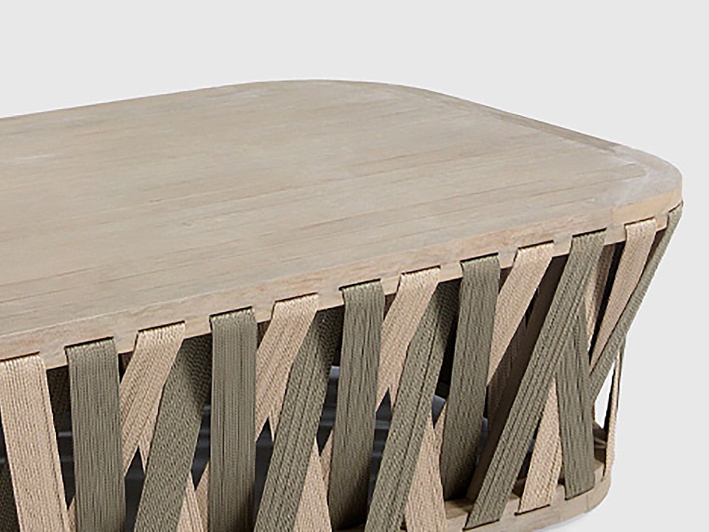 Superficie robusta de teca y diseño artesanal para la mesa de centro Spark