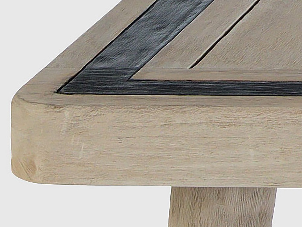 Detalle del tablero de teca y el marco oscuro, distintivos de la mesa Spark