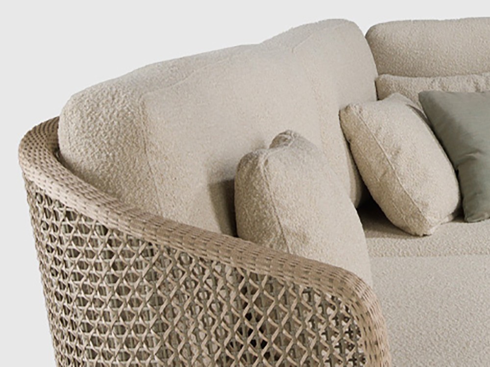 Detalle de la estructura en teca y trenzado de cuerda del sofá Santorini de Joenfa