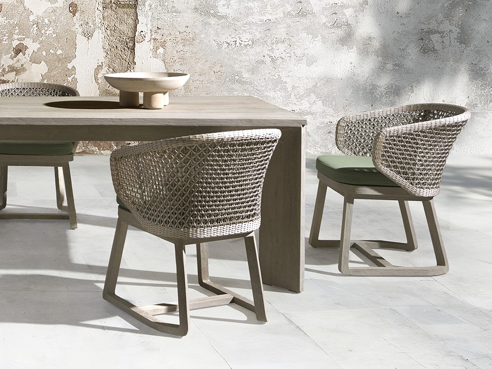 Fabricada en robusta madera de teca gris rústica, Santorini mesa de comedor de Joenfa