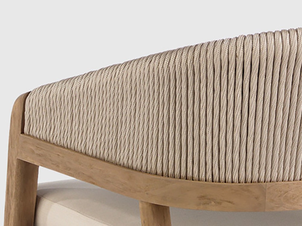 Detalle del respaldo trenzado con cuerda beige de la silla para comedor exterior Desire