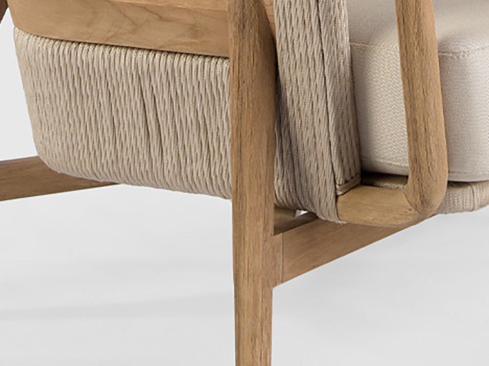 Detalle de la base y el tejido del sillón Desire, donde la cuerda se entrelaza con la estructura de teca.