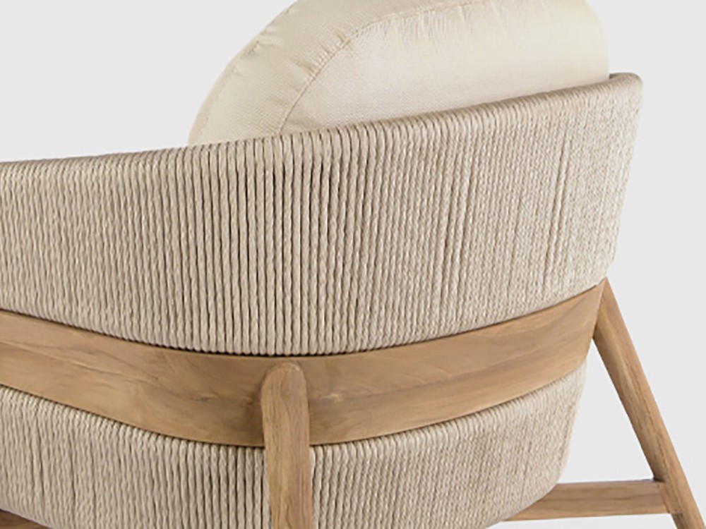 Primer plano del sillón Desire, mostrando la textura de la cuerda beige trenzada y la solidez de la madera de teca.