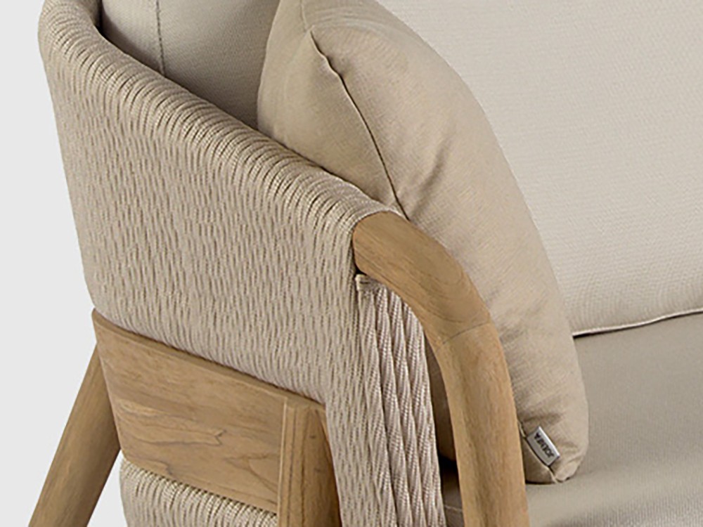Detalle de la conexión entre la estructura de teca y el tejido de cuerda en el sofá Desire, mostrando la durabilidad y el diseño