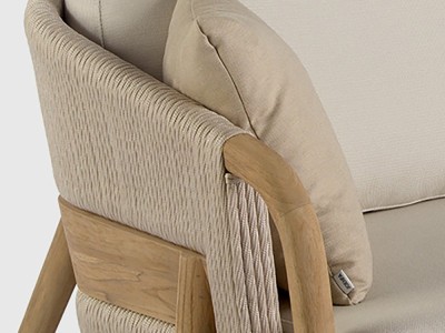 Detalle de la conexión entre la estructura de teca y el tejido de cuerda en el sofá Desire, mostrando la durabilidad y el diseño
