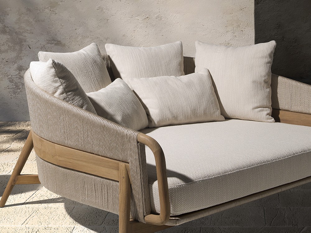 Primer plano del Daybed Desire, destacando la riqueza de la textura de la cuerda trenzada y la solidez de la teca natural