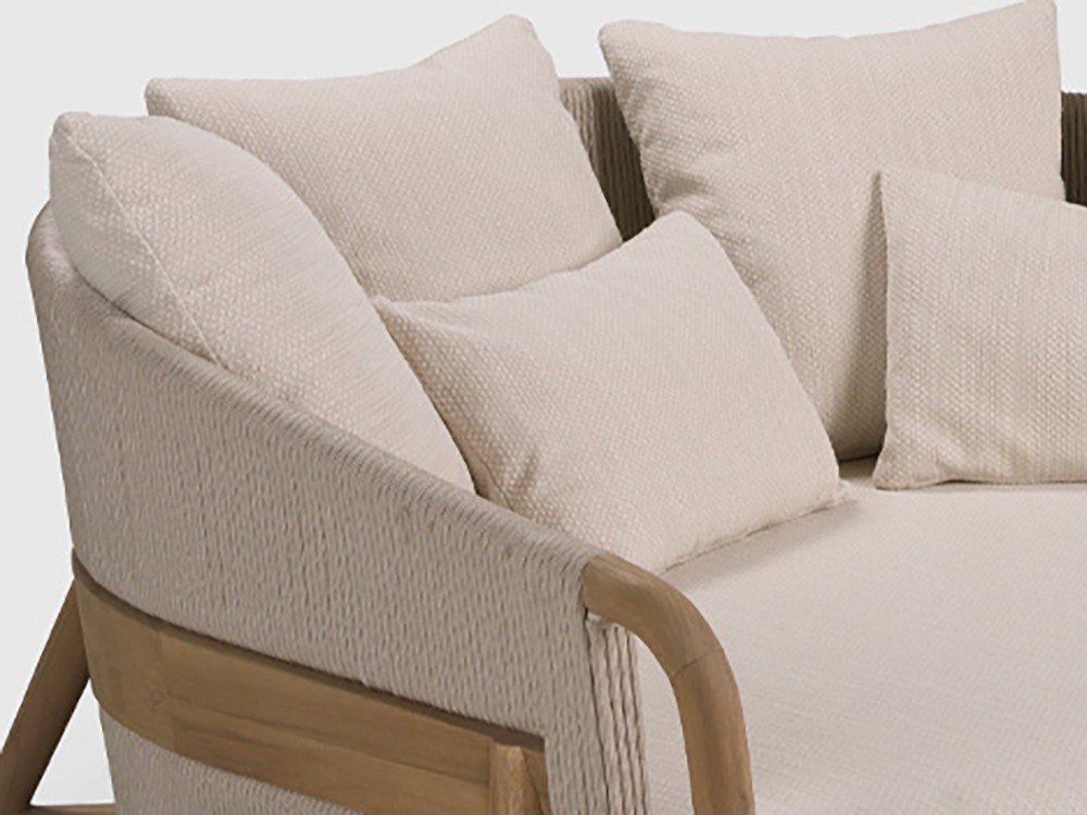 La perspectiva del Daybed Desire con sus cojines, invitando al descanso y realzando la atmósfera de tu ambiente exterior