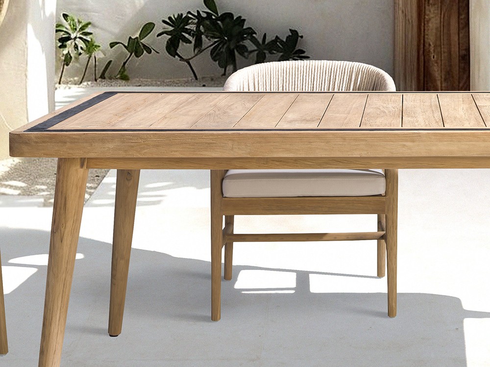Vista de la mesa de comedor Desire de terraza y jardín, combinando a la perfección con la silla Desire