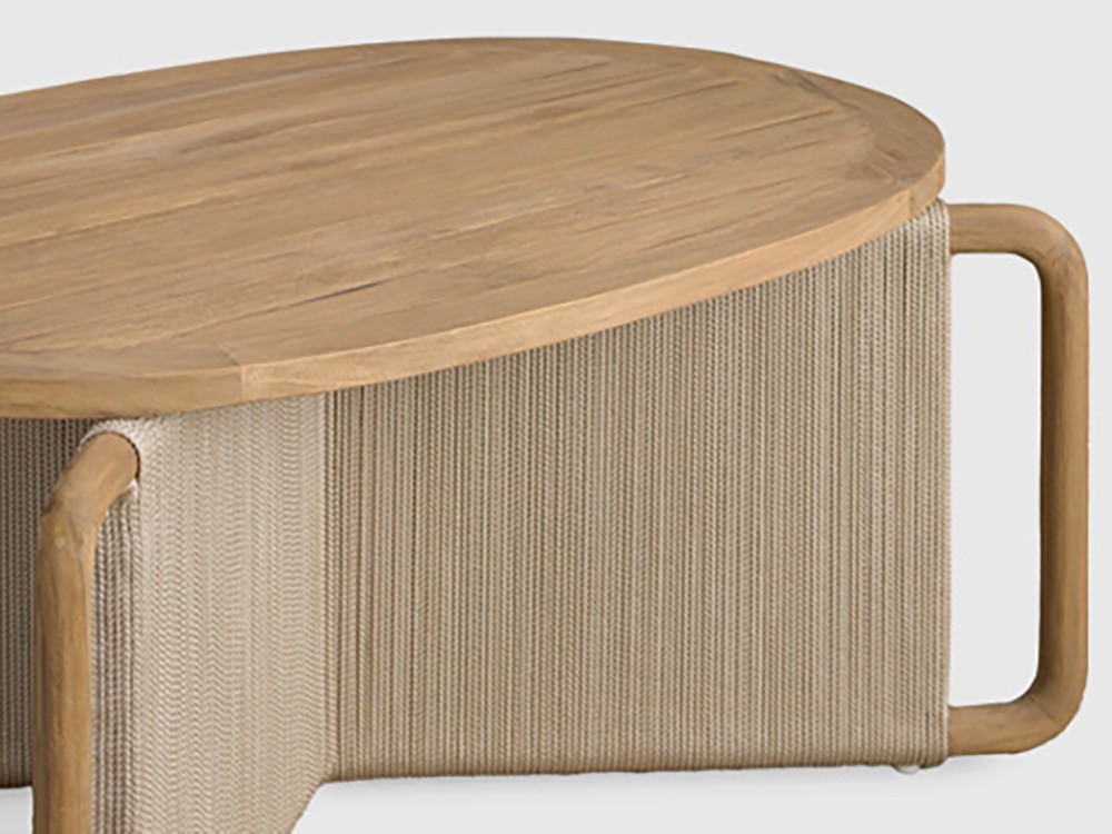 Detalle de la mesa de centro Desire, mostrando el diseño único de sus patas con cuerda trenzada y la calidad de la teca