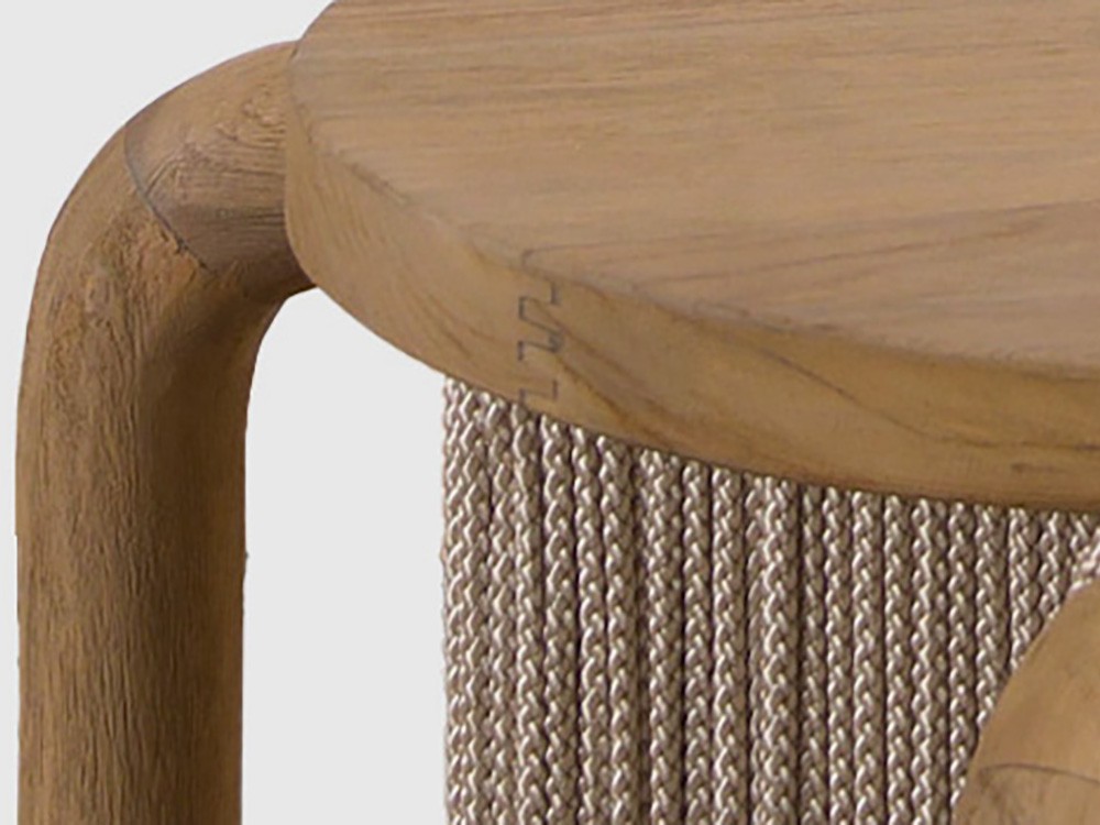 Primer plano de la mesa auxiliar Desire, mostrando la textura de la teca y el detalle de la cuerda trenzada en las patas