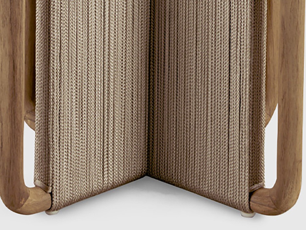 Detalle de la base de la mesa auxiliar Desire, resaltando la belleza del tejido de cuerda y la madera de teca.
