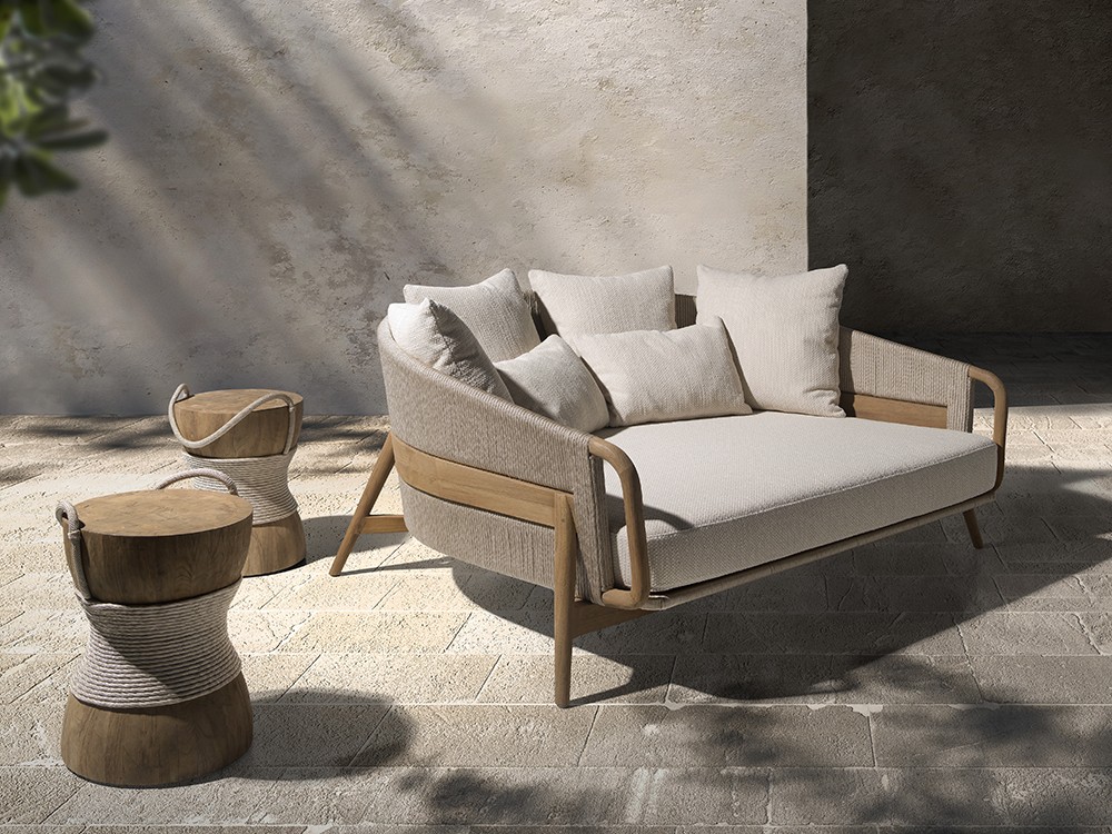 Las mesas auxiliares "Barrel" Desire junto al daybed, perfectas para un ambiente relajado y natural.