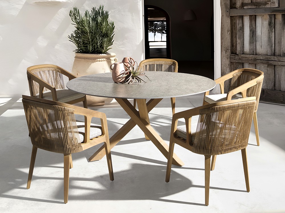 Elegancia natural. Sillón comedor Rio con asiento tapizado, ideal para veladas al aire libre