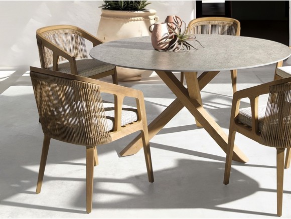 Silla de comedor Rio: Teca y fibra sintética 3mm para tu comedor exterior. Diseño y durabilidad.