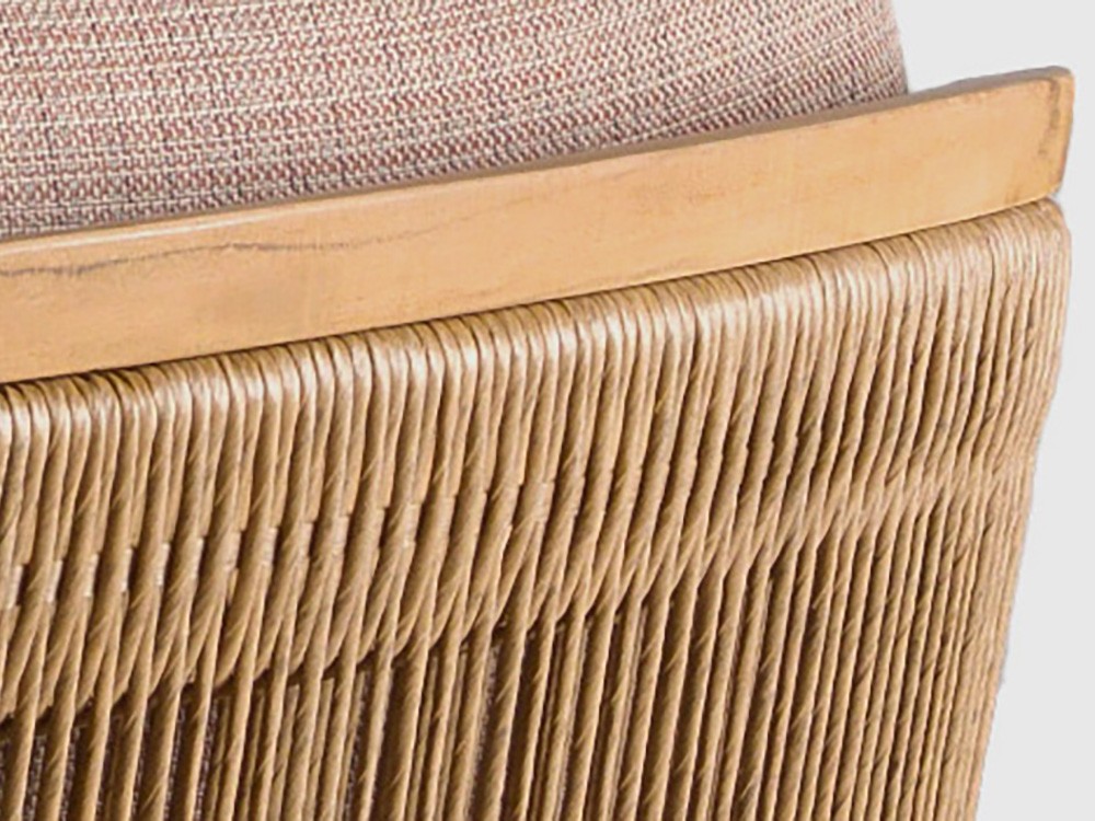 Detalle artesanal: respaldo en fibra sintética 3mm, tejido con maestría. Estilo y soporte