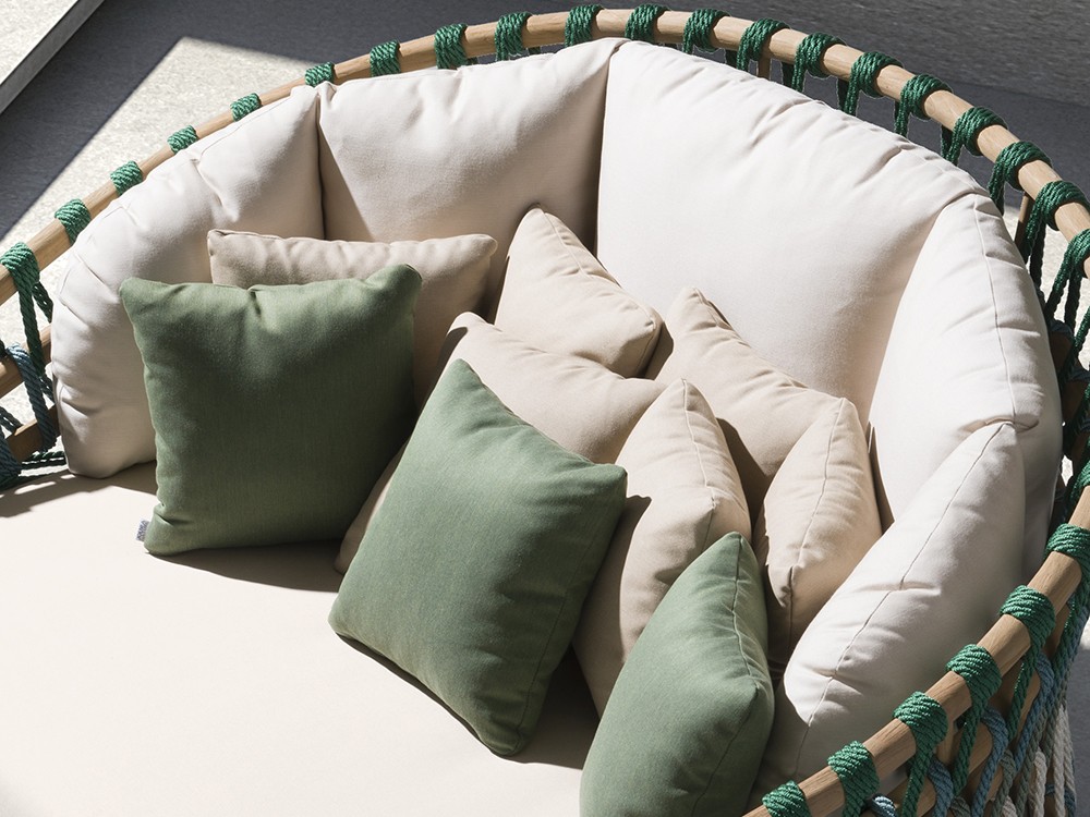 Muebles premium: Teca rústica y cuerda trenzada en un diseño envolvente