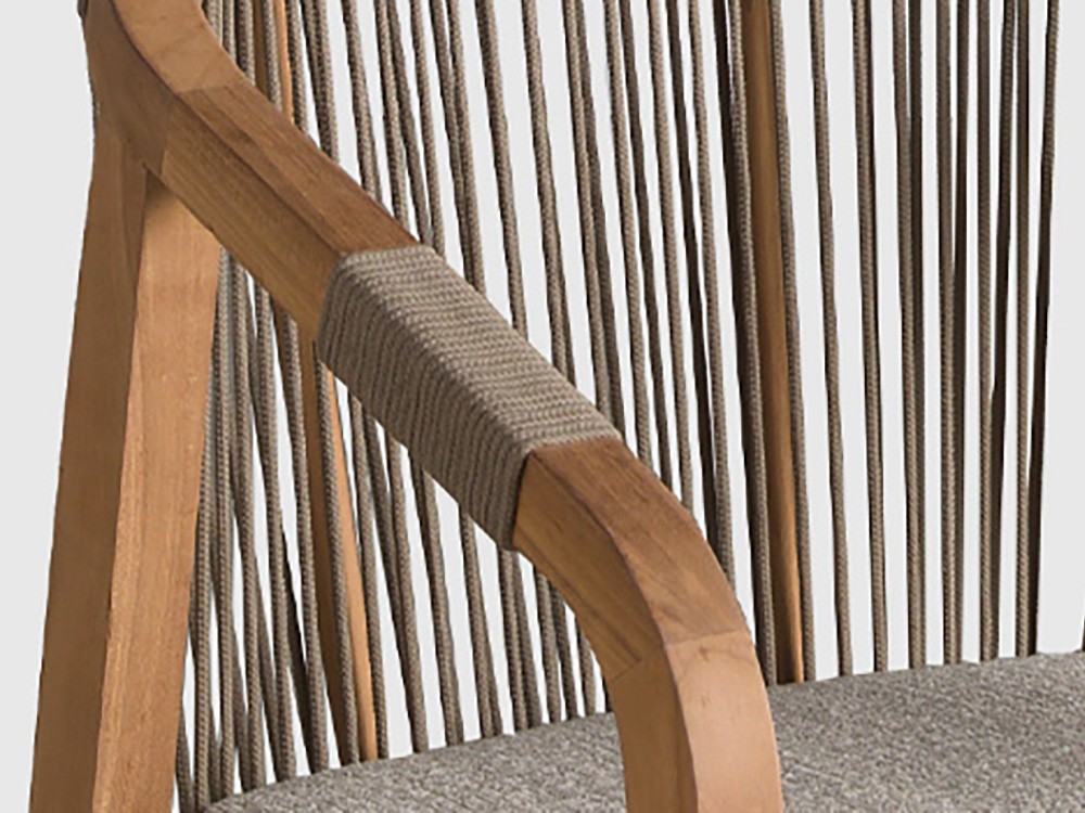 Detalle artesanal: respaldo de fibra sintética 3mm, tejido a mano. Confort y diseño único