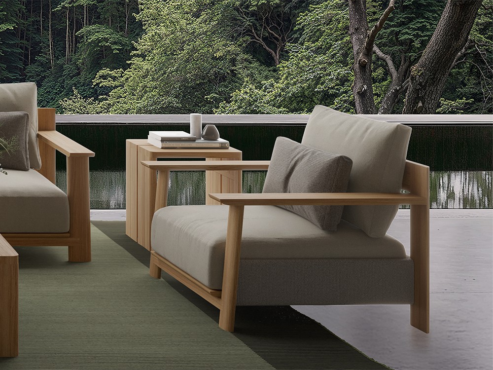 Sillón de exterior Olma en madera de teca y cuerda trenzada, con cojines tapizados para máximo confort al aire libre.