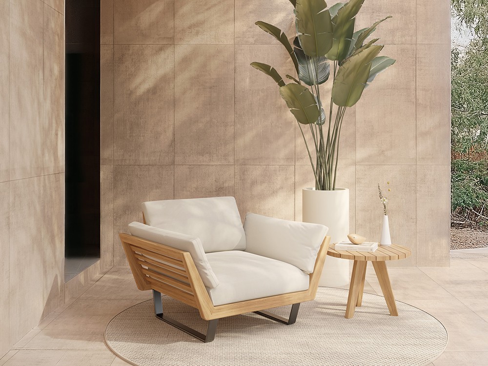 Sillón de salón exterior Velair SKLD: diseño en teca y cojines personalizables para tu confort.