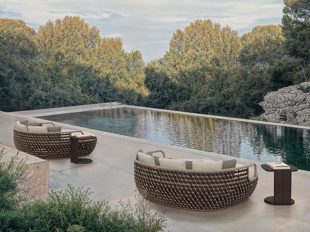 Sumérgete en el Koro Daybed. Diseño envolvente y resistencia, ideal para cualquier exterior.