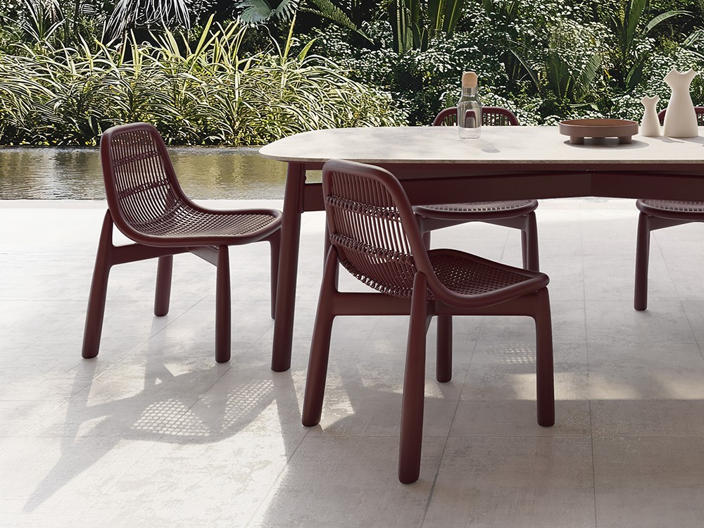 Detalle de las sillas Serra: Trenzado artesanal y patas cónicas que definen un diseño único y duradero.