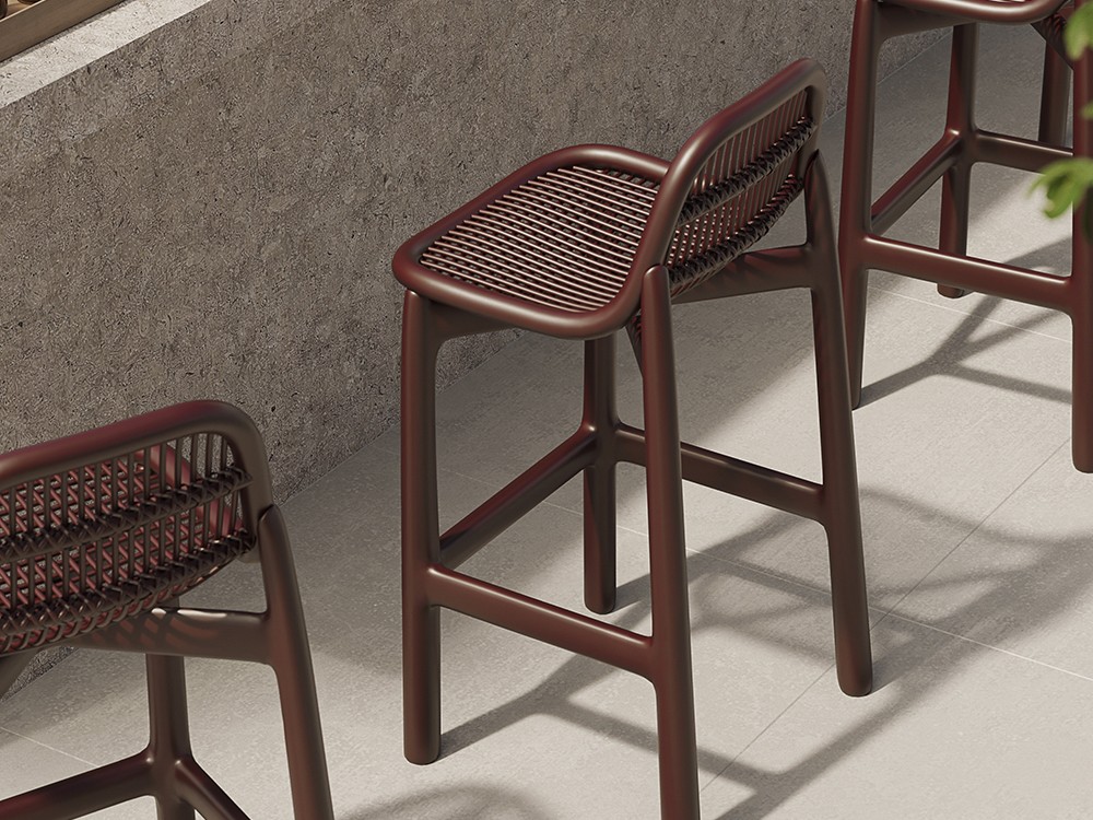 Taburete alto Serra SKLD en aluminio burgundi: Redefine tus espacios