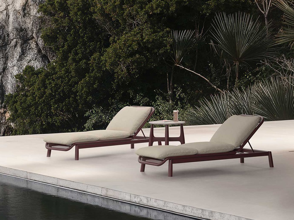 Las tumbonas Serra en su entorno natural: Fusiona tu espacio exterior con la elegancia de nuestro diseño. Momentos únicos.