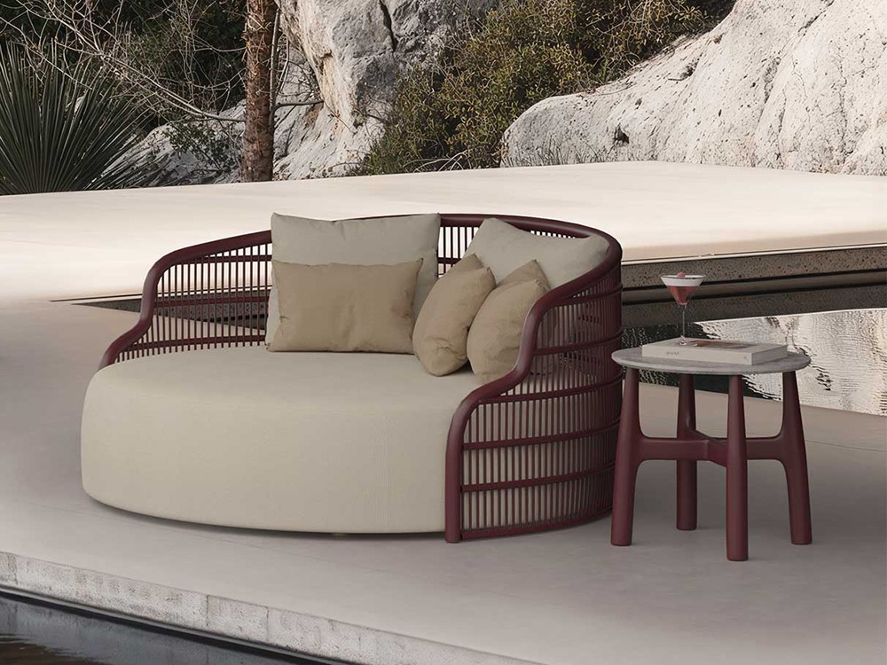 Daybed Serra en aluminio burgundi: Un abrazo de diseño y confort para tus momentos de relax al aire libre.