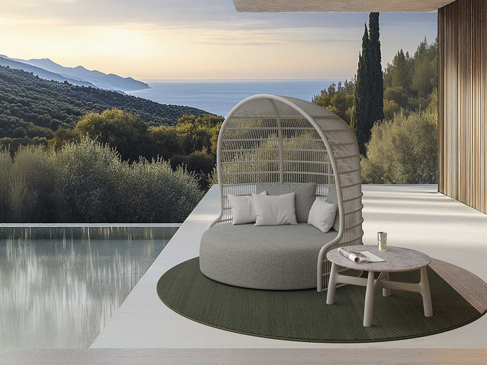 Daybed cubierta Serra de SKLD en aluminio : La elegancia de un diseño atrevido. Perfecta para cualquier ambiente exterior.