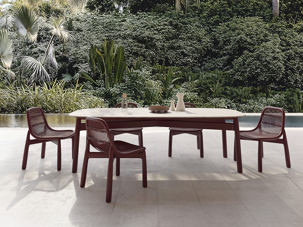 Mesa de comedor Serra SKLD: Superficie de Dekton resistente y base de aluminio robusta.