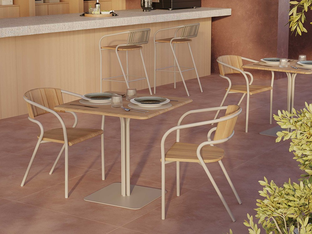 listones de madera de teca de diferentes anchos, que confieren a la silla Eki Teca SKLD