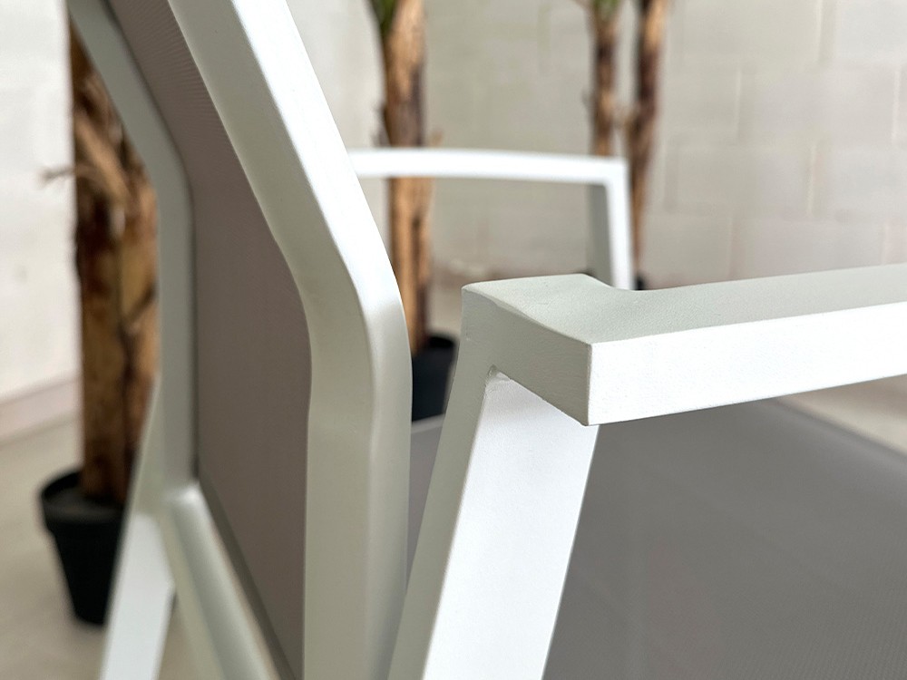 Detalle de la silla apilable de aluminio para exterior Lorca de Majestic Garden