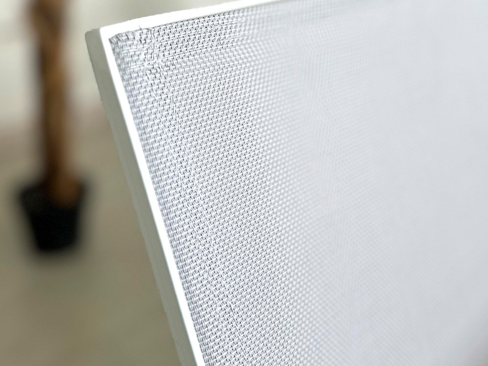 Detalle del textilene gris de la silla apilable Lorca de Majestic Garden