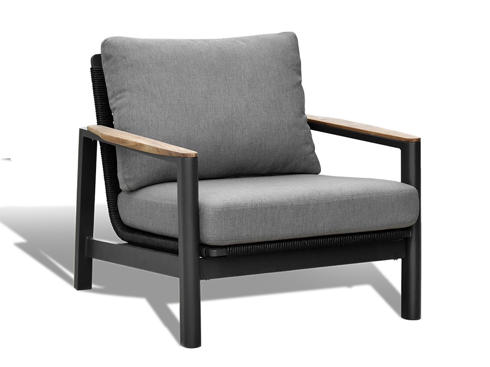 Sillón Rossano de Joenfa Agua de Mar: estructura de aluminio y respaldo en fibra sintética trenzada para un look contemporáneo.