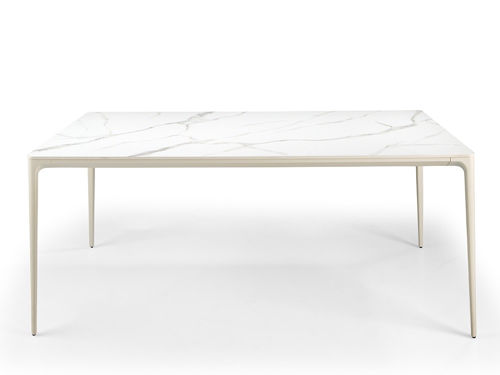 Elige entre los dos acabados disponibles para la mesa de comedor Marotta de Agua de mar