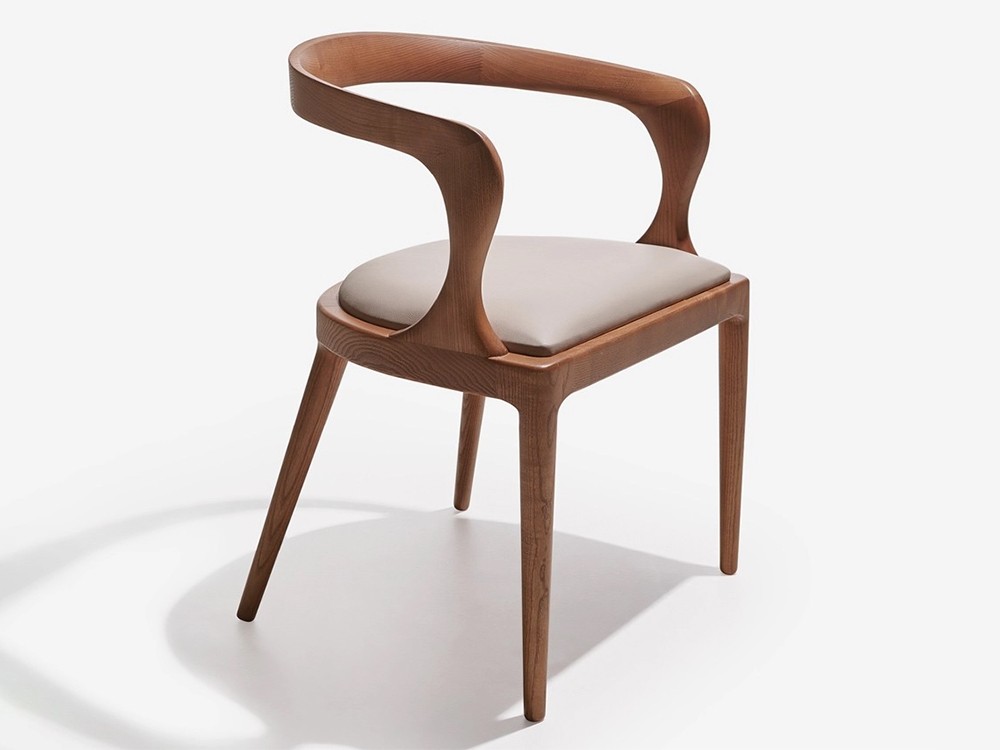 Elige el acabado teñido de la madera maciza para la silla Bazk de Beltá Frajumar