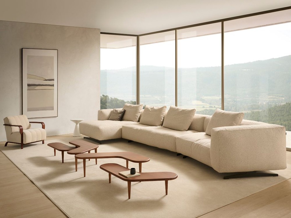 Detalle de la estructura del sofá Arim: líneas suaves, acolchado generoso y acabados de alta calidad.