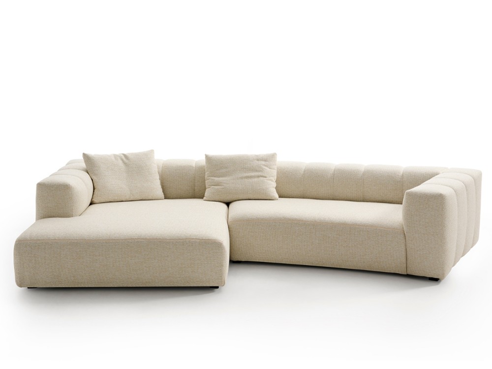 Sofá Doze con chaiselongue diseño envolvente y modular para espacios contemporáneos.