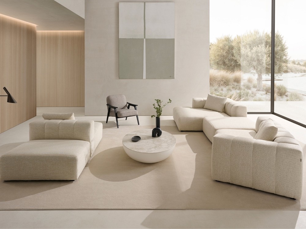 Doze de Beltá Frajumar: elegancia y funcionalidad en un sofá modular con respaldo capitoné y líneas suaves.