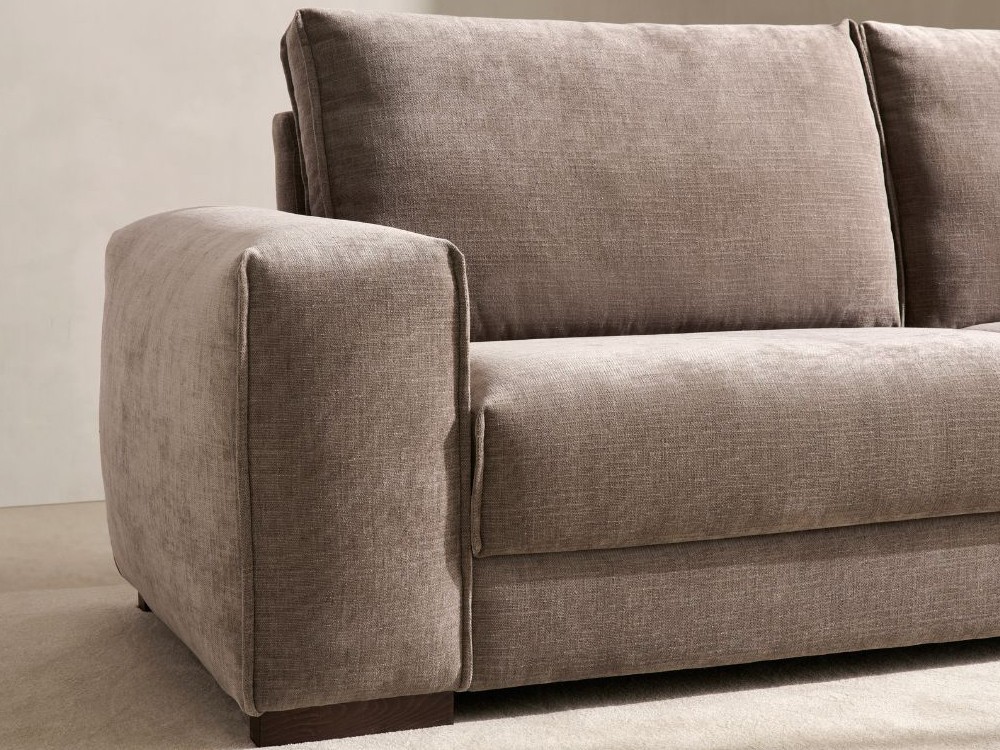 Detalle del brazo del sofá Ilah: formas redondeadas, tacto suave y acabados impecables.