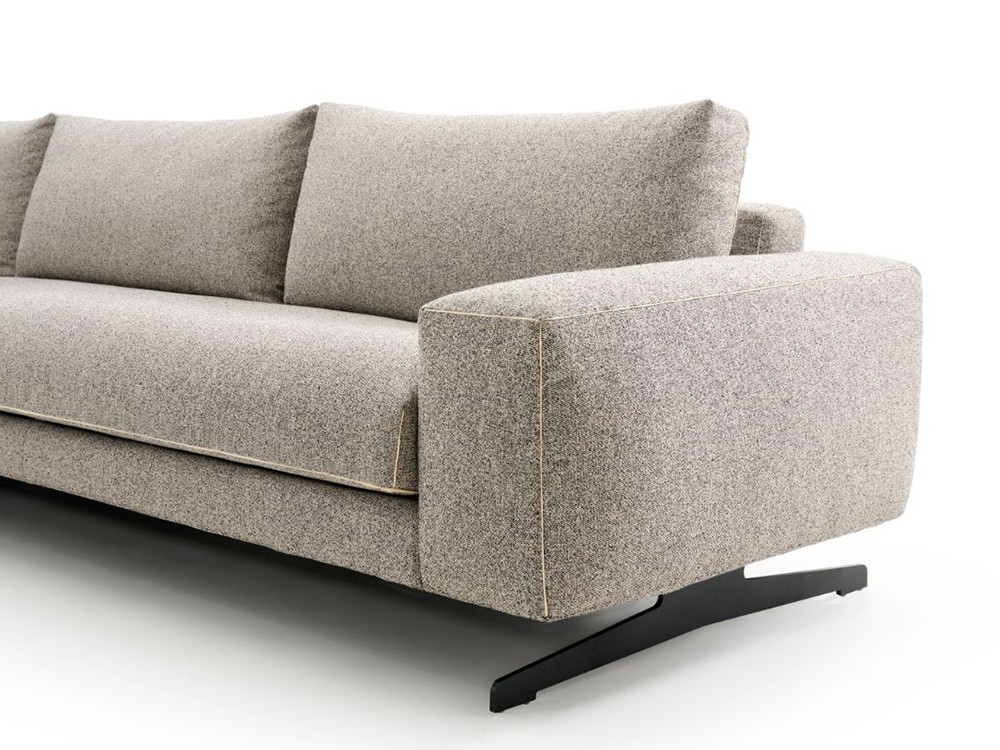 Detalle del brazo amplio y costuras vistas: calidad y carácter en cada línea del sofá Nudo