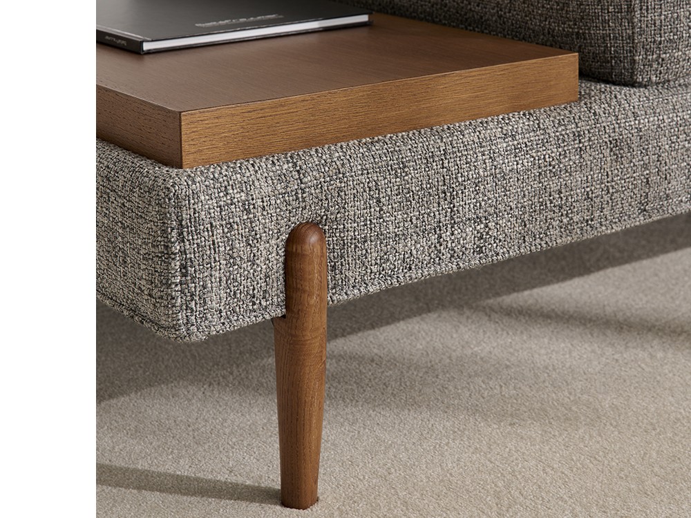 Detalle del módulo con mesa auxiliar y patas de madera en roble acabado nogal.