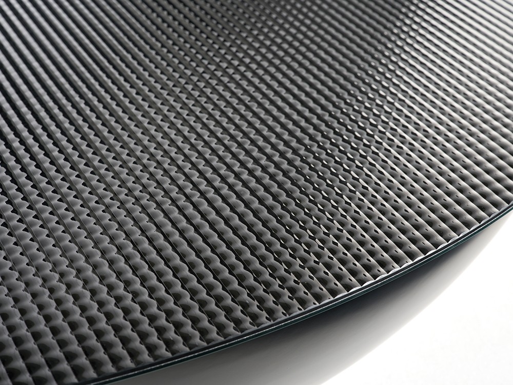 Detalle del sobre de cristal en blanco o negro de Alfa mesa de centro de Beltá Frajumar