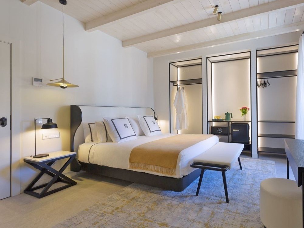 Banqueta descalzadora Brin personalizable en colores y tapizados de Beltá Frajumar