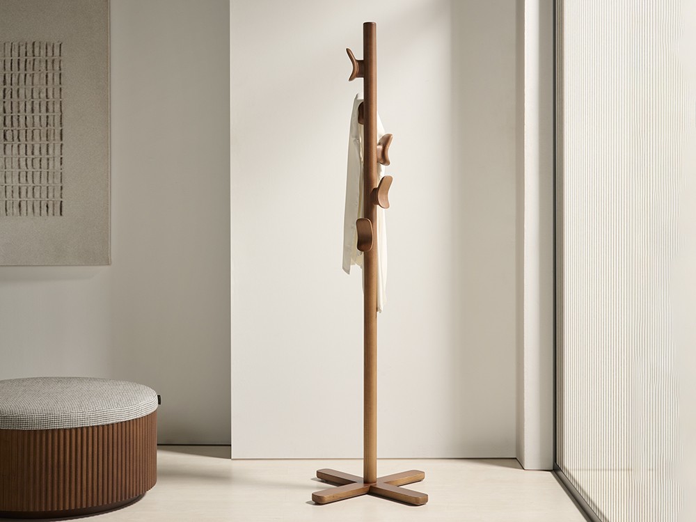 Perchero de pie con base en aspa Stay de Beltá Frajumar