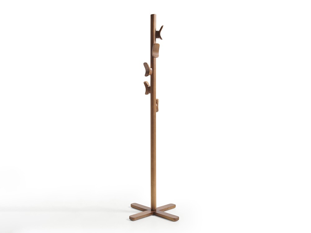 Elegante y práctico, el perchero de pie Stay es el complemento perfecto en tu recibidor