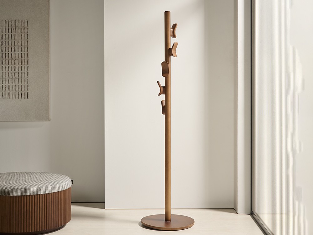 Perchero de pie con base redonda Stay de Beltá Frajumar