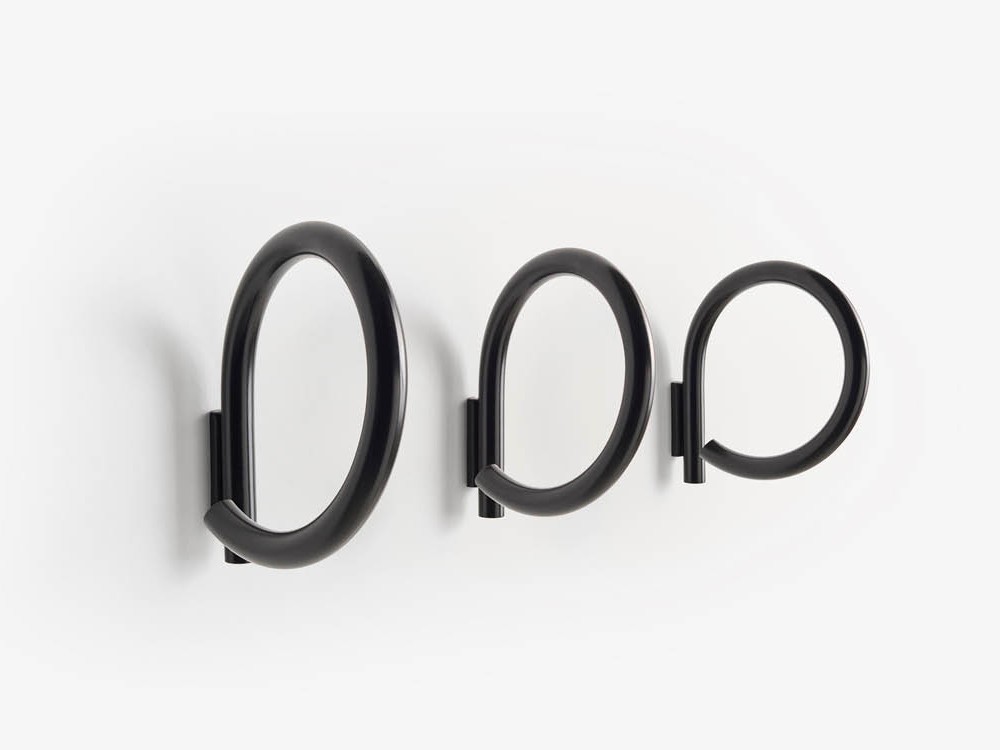 Set de tres percheros de madera Loop de Beltá Frajumar