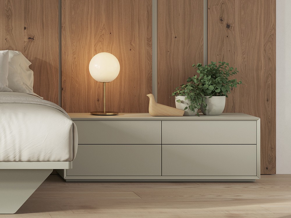 Mesita de noche Angul con cuatro cajones sobre tarima de Vive muebles.