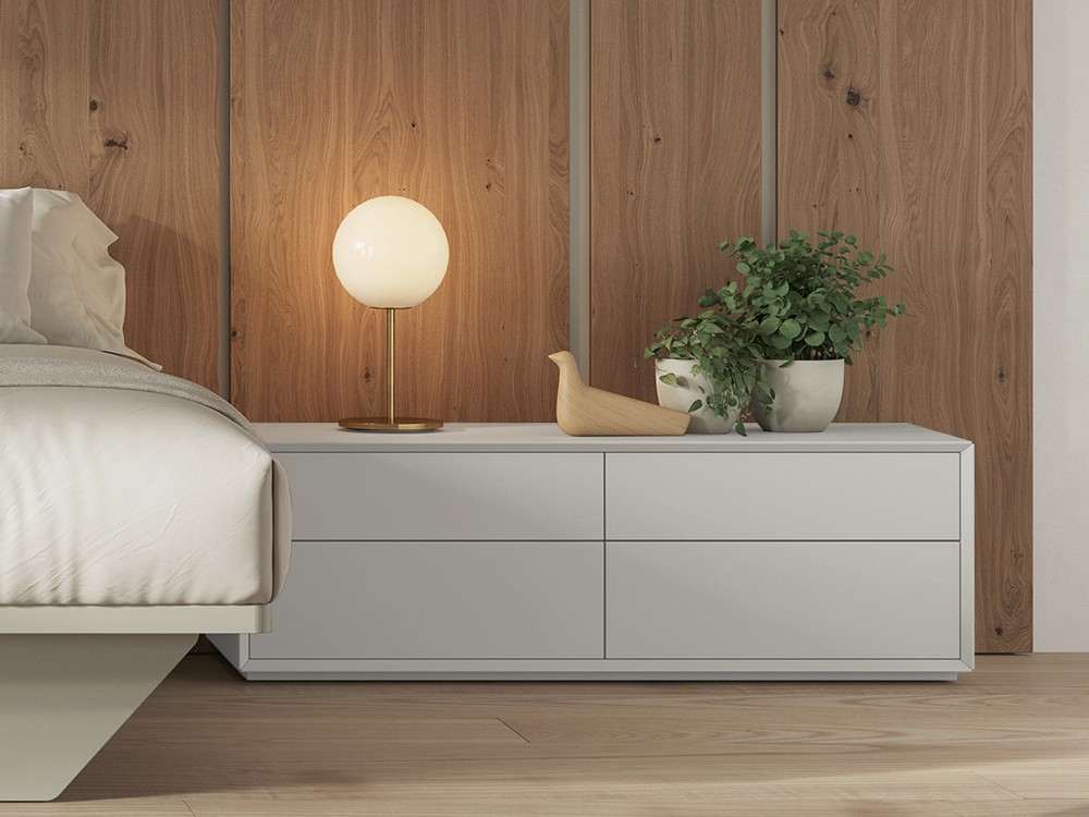 Puedes elegir la medida de tu mesita de noche Angul lacada de Vive muebles.